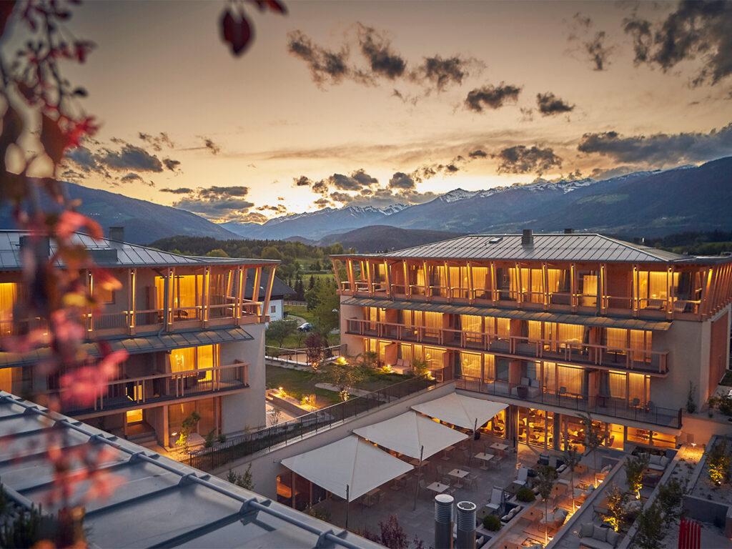 KE: ‘Het zonnezeil KHEOPE maakt van de buitenruimte van een hotel een gezellige verblijfsruimte met een design-uitstraling’