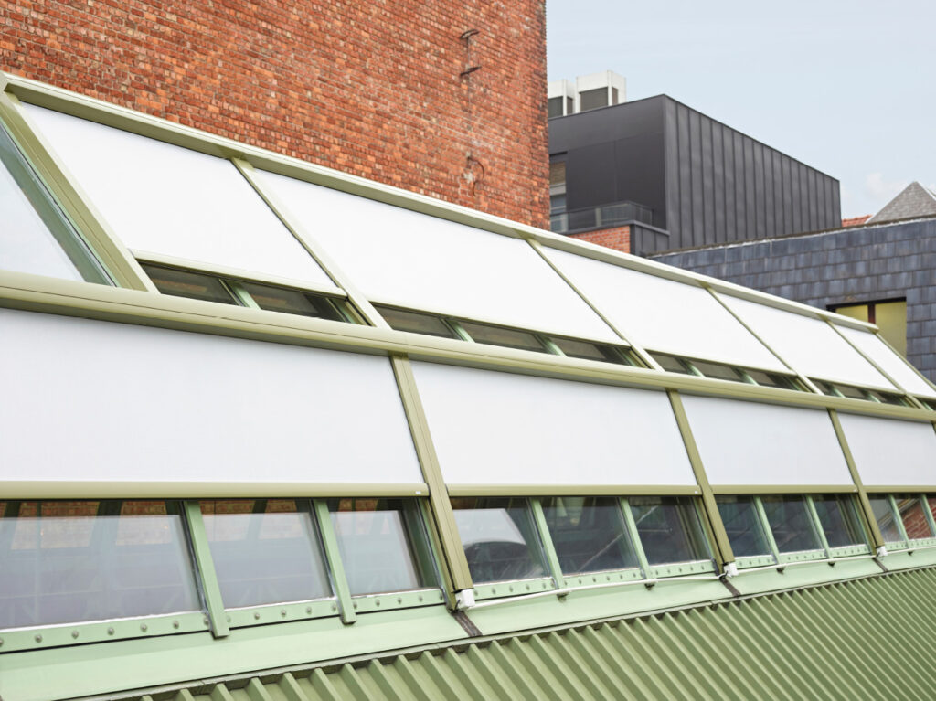 Renson: Topfix doekzonwering voor dakkoepel van brasserie Pakhuis in Gent